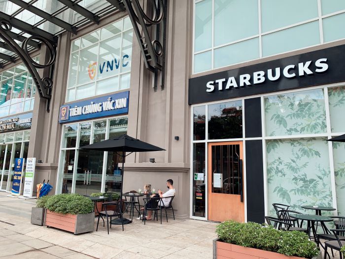 Starbucks, có vị trí ngay sát nối vào của trung tâm thương mại Sài Gòn Mia